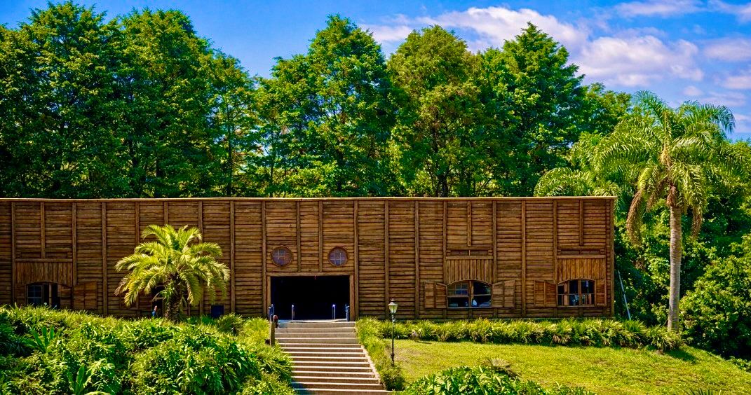 Fachada do salão de eventos da Chácara O Alvo — estrutura em madeira nobre