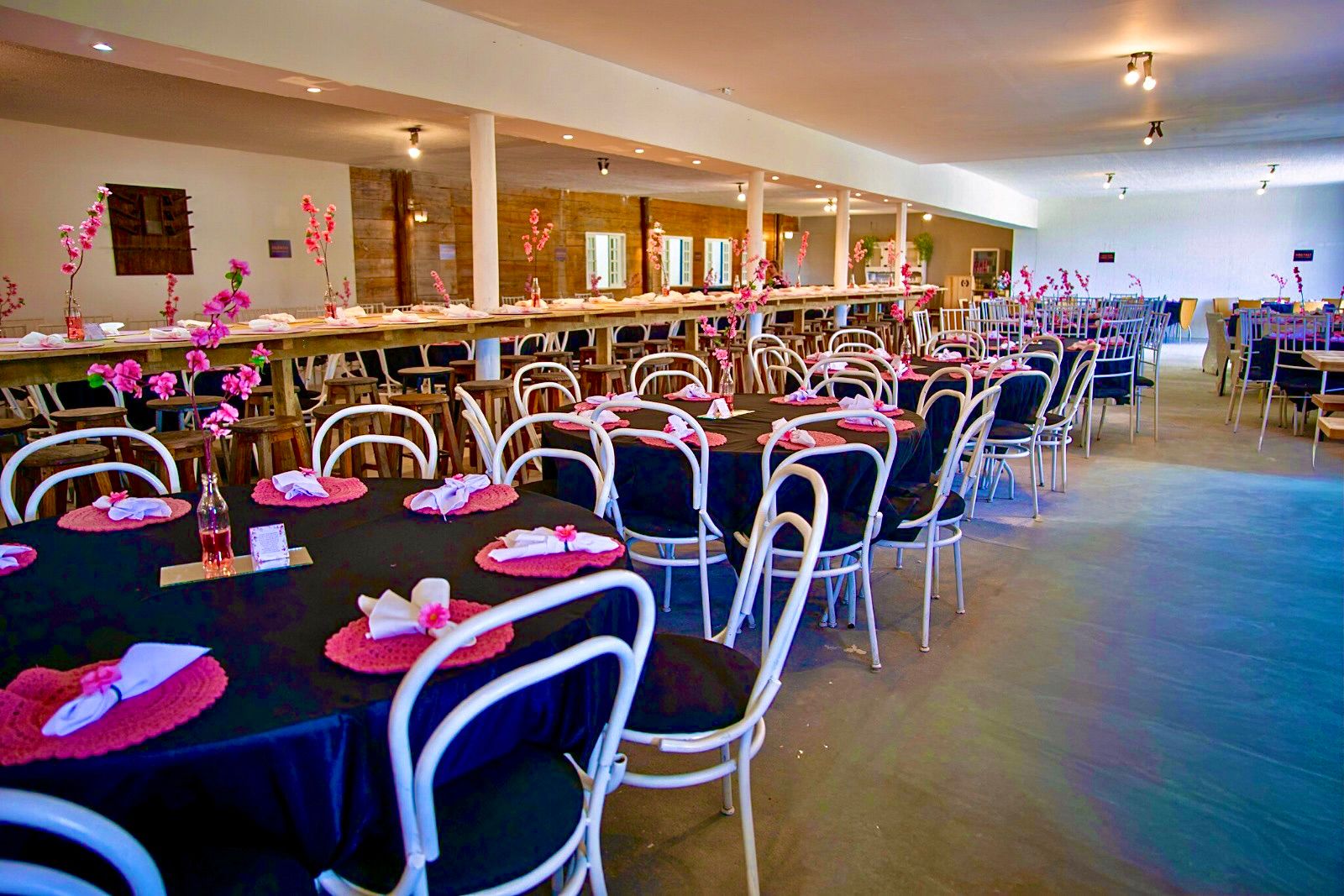 Interior do salão principal decorado para evento